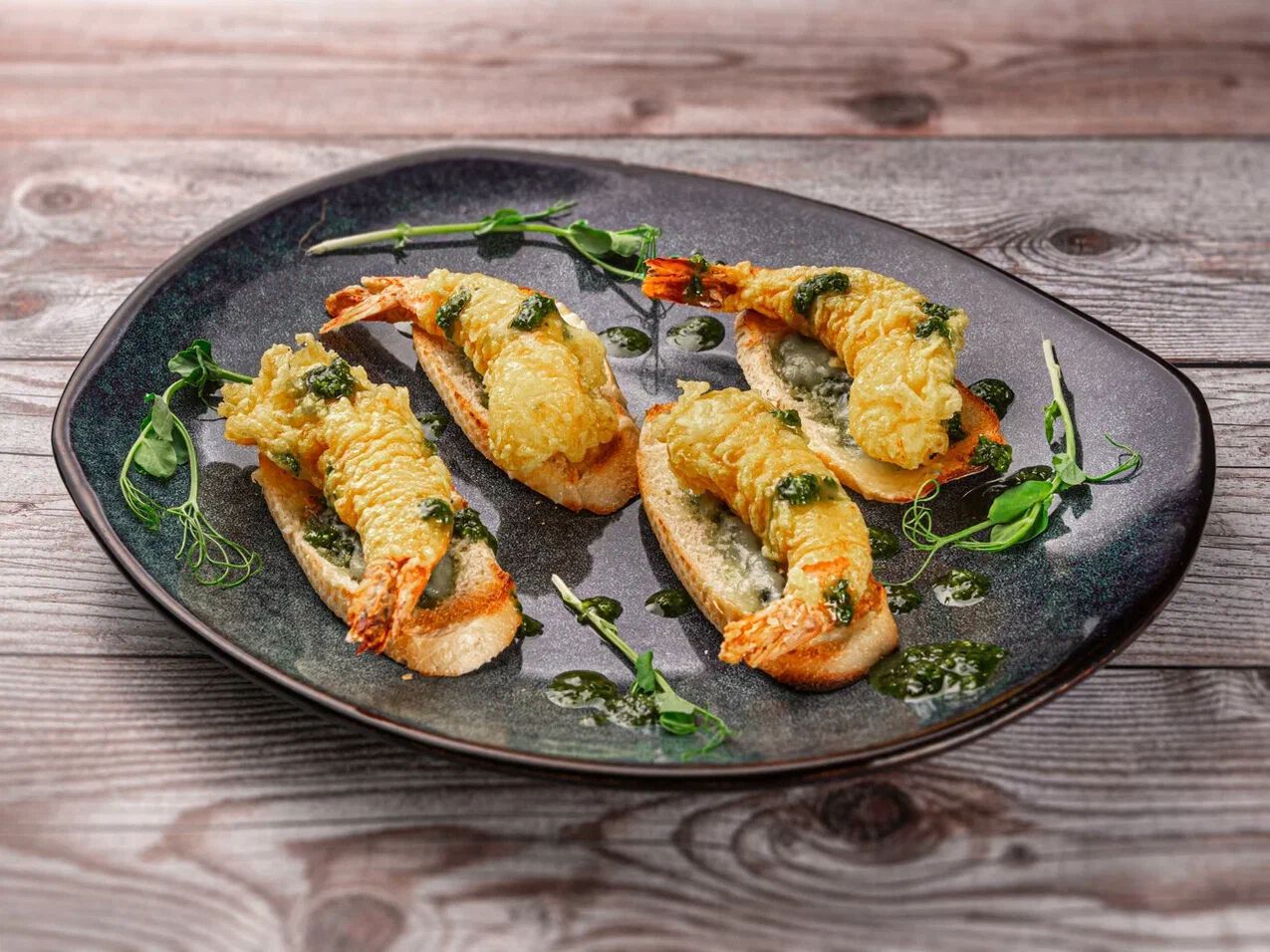 Тигровые креветки с брускетами